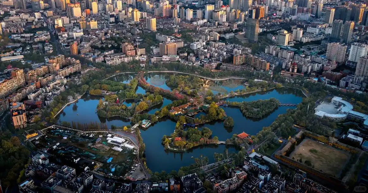 Panoramic view of the green lake at Cui Hu in Kunming, Yunnan.