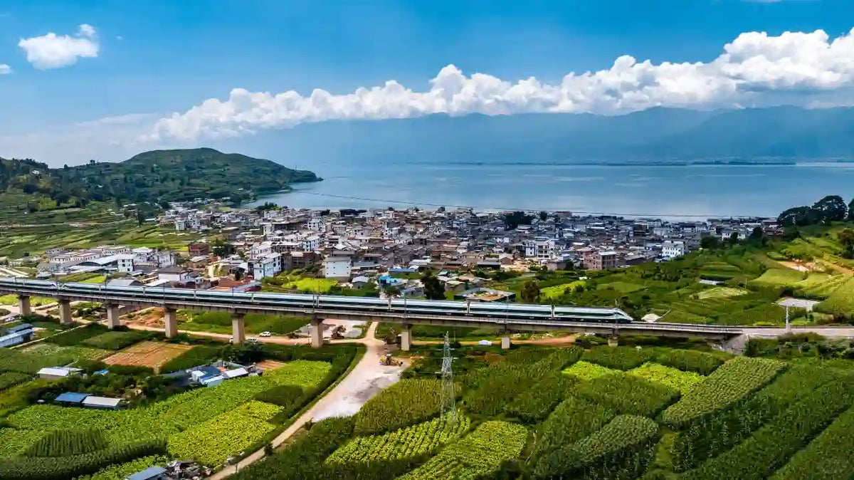 Train passing near Erhai Lake on the Kunming Dali Lijiang travel route