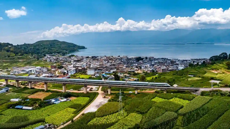 Train passing near Erhai Lake on the Kunming Dali Lijiang travel route