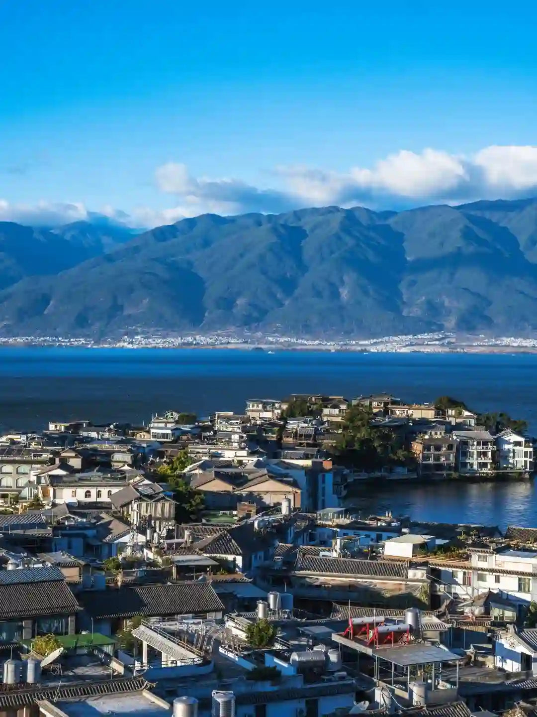 Between Cangshan and Erhai, A Moment’s Grace