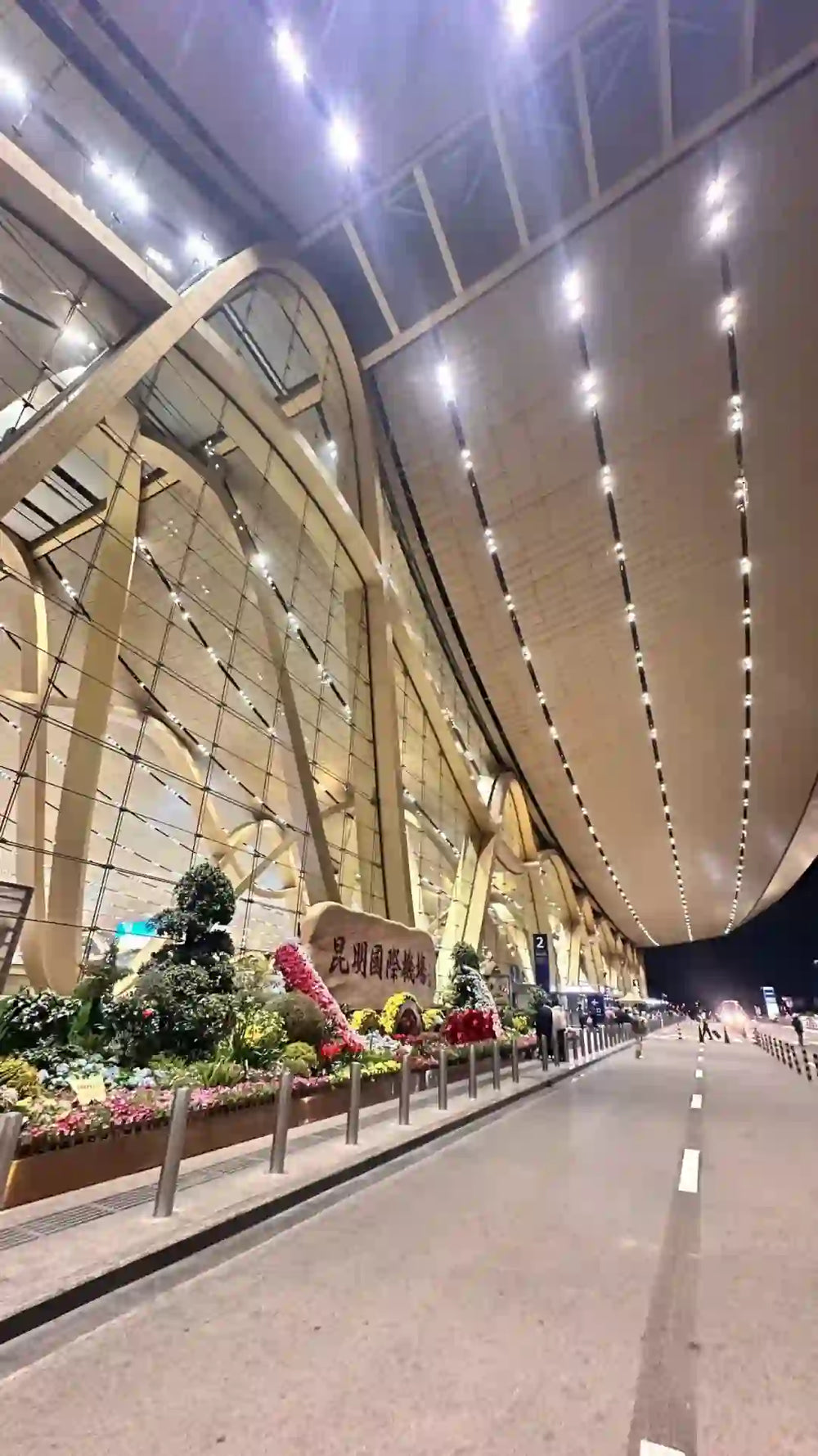 Private car transfer from downtown Kunming to Kunming Changshui International Airport.