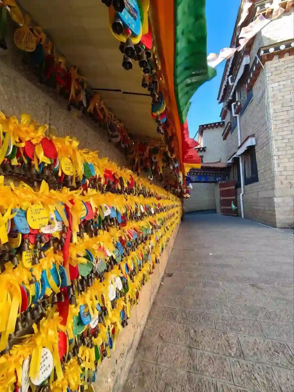 Proceed to Songtsam Monastery (Songzanlin Temple).