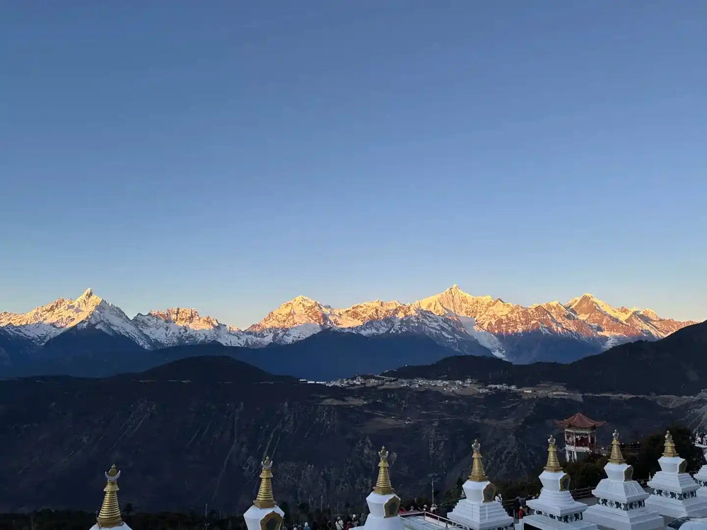 The Golden Summit: Awaiting Meili's Alpenglow